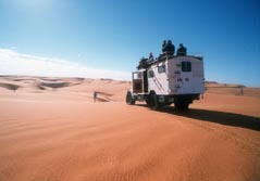 Ost-Sahara, Libyen: Groe Expedition - Unser Expeditionsfahrzeug fhrt der Sonne entgegen